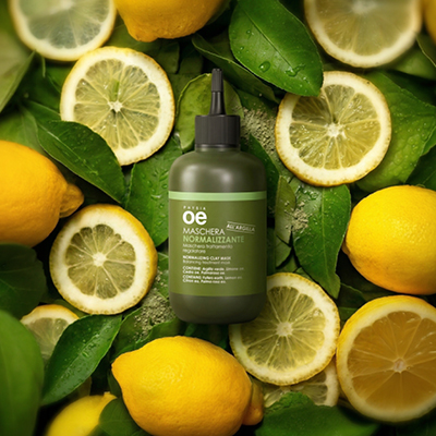 immagine del prodotto della maschera normalizzante all'argilla ambientata su sfondo giallo con limoni e foglie 